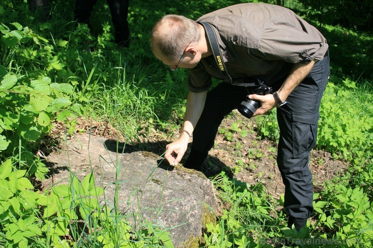 Tipisks senais kulta akmens - bedrīšakmens, kas atrodas savā sākotnējā vietā, kur gulējis jau gadu tūkstošiem. Interesanti, ka akmeņa bedrīšu pielieto Tipisks senais kulta akmens - bedrīšakmens, kas atrodas savā sākotnējā vietā, kur gulējis jau gadu tūkstošiem. Interesanti, ka akmeņa bedrīšu pielieto 95247