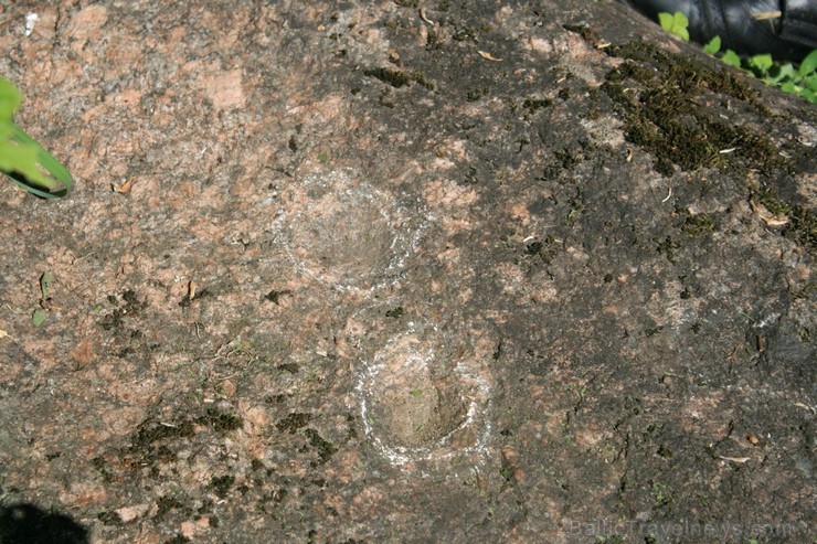 Tipisks senais kulta akmens - bedrīšakmens, kas atrodas savā sākotnējā vietā, kur gulējis jau gadu tūkstošiem. Interesanti, ka akmeņa bedrīšu pielieto 95248