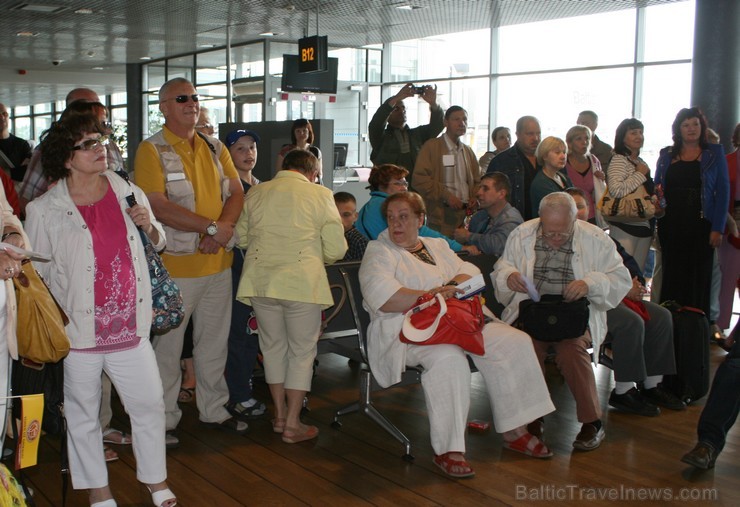 Pasažieri gaida reisu Rīga - Saloniki, lai jau pēc dažām stundām ļautos atpūtai saulainajā Grieķijā. 95284