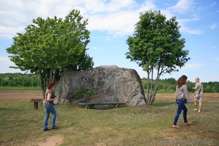 Krauju (Tilgaiļu) Lielais akmens - atrodas Vandzenes pagasta ziemeļaustrumu daļā, Vandzenes - Valdemārpils lieceļa labajā pusē, ap 120 metriem dienvid 95336