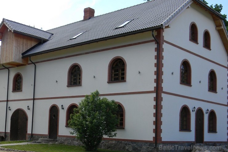 Iecavas labajā krastā slejas atjaunotā dzirnavu ēka. Pagalmā un saimniecības ēkās apskatāmi Latvijas laukiem raksturīgie darbarīki, izmantojamās mašīn Iecavas labajā krastā slejas atjaunotā dzirnavu ēka. Pagalmā un saimniecības ēkās apskatāmi Latvijas laukiem raksturīgie darbarīki, izmantojamās mašīn 95358