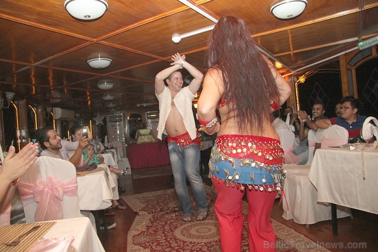 Baltieši dodas Dubaijas nakts izbraucienā ar kuģi. Foto sponsors: www.goadventure.lv 95792