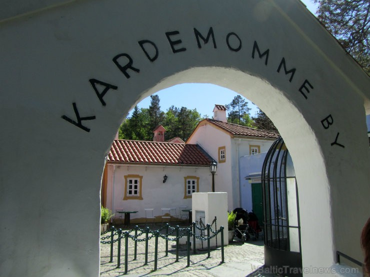 Parka teritorijā atrodas Kardamona pilsētiņa (Kardemomme by), kas veidota, balstoties uz kādu slavenu bērnu stāstu. Sezonas laikā tajā var sastapt pil Parka teritorijā atrodas Kardamona pilsētiņa (Kardemomme by), kas veidota, balstoties uz kādu slavenu bērnu stāstu. Sezonas laikā tajā var sastapt pil 95816