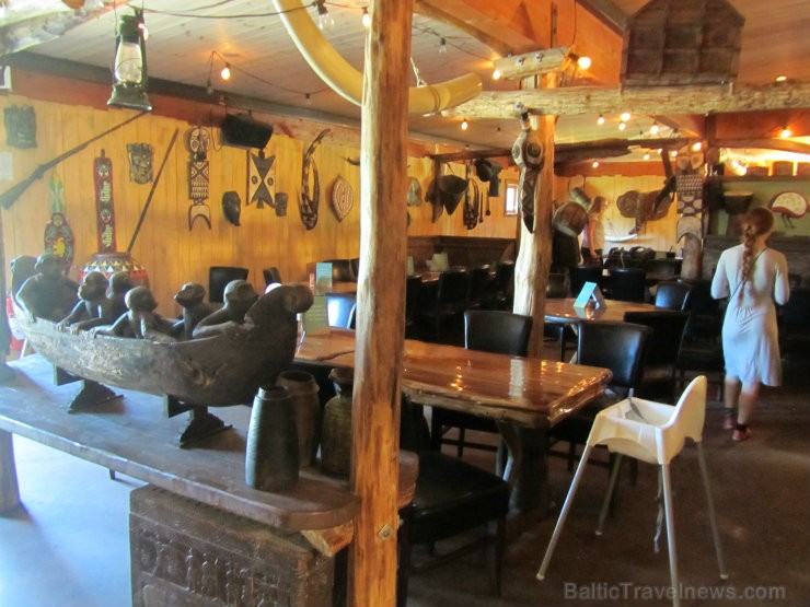 Zoodārza Āfrikas daļā ir arī atbilstoša stila restorāns Soko. Taču raibie afrikāņu ritmi ievijas tikai interjerā - ēdiens ir internacionāls, mums pazī 95823