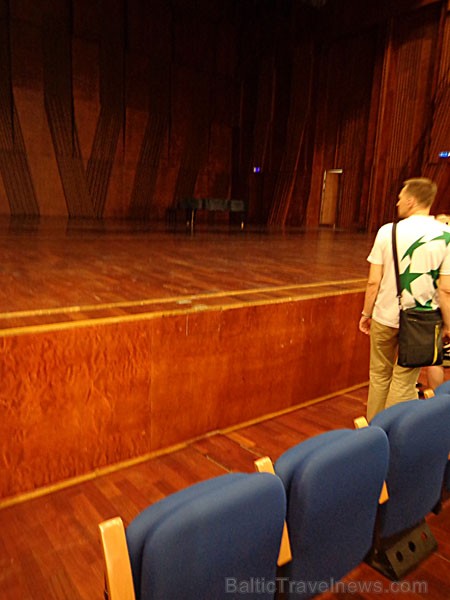 Jehvi koncertzāles Lielajā zālē ir iespējams pacelt skatuvi nolaižot zāles grīdu 95983