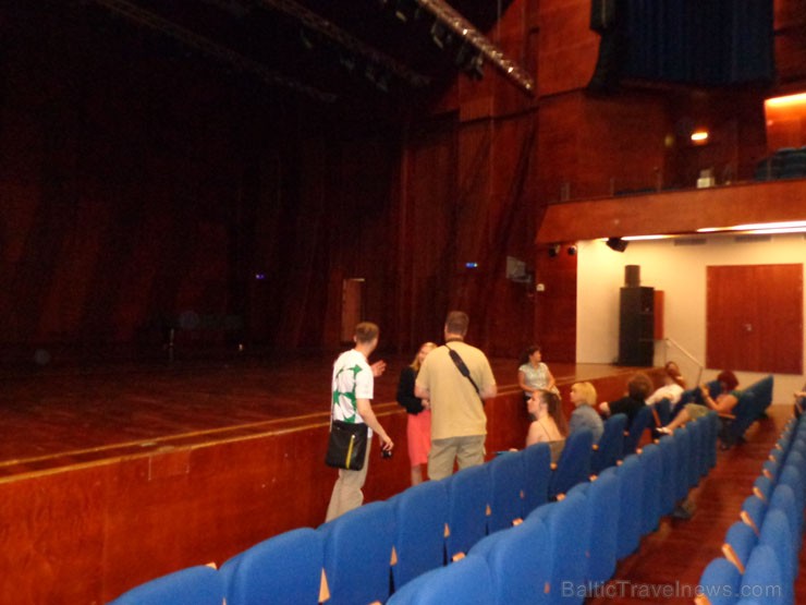 Jehvi koncertzāles Lielajā zālē ir iespējams pacelt skatuvi nolaižot zāles grīdu 95984