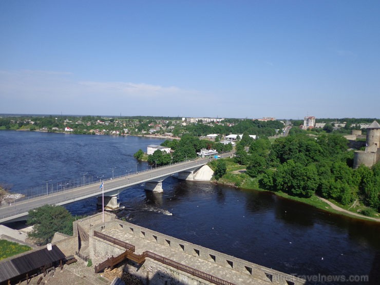 Skats uz Krieviju no Narvas cietokšņa torņa. Tilts, kas savieno abas valstis. 96025