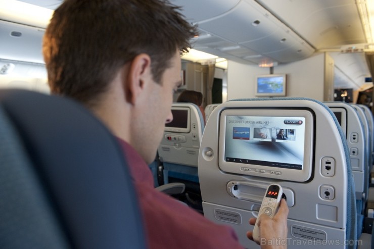 Ekrāns, kas iebūvēts katra pasažiera krēslā, tiek piedāvāts A330, A340, B777 un A321 tipa lidmašīnās. Pasažieris var izvēlēties sev atbilstošu program Ekrāns, kas iebūvēts katra pasažiera krēslā, tiek piedāvāts A330, A340, B777 un A321 tipa lidmašīnās. Pasažieris var izvēlēties sev atbilstošu program 96070