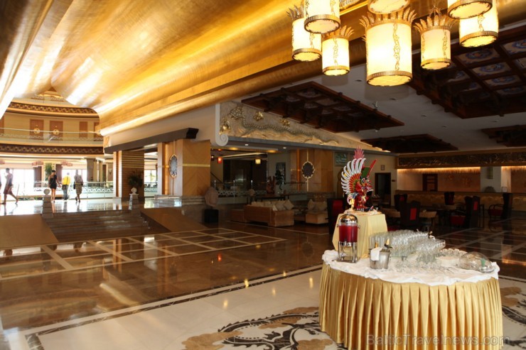 ROYAL DRAGON HOTEL 5* UAI (SIDE) – austrumnieciskais, grandiozais viesnīcas vestibils. Foto sponsors: www.goadventure.lv 96144