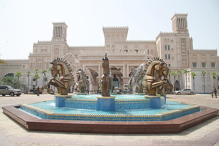 Travelnews.lv apmeklē greznu viesnīcu kompleksu Dubaijā - «Madinat Jumeirah Resort», kas atrodas pašā Džumeiras sirdī. Kompleksa koncepcija – senā arā Travelnews.lv apmeklē greznu viesnīcu kompleksu Dubaijā - «Madinat Jumeirah Resort», kas atrodas pašā Džumeiras sirdī. Kompleksa koncepcija – senā arā 96149