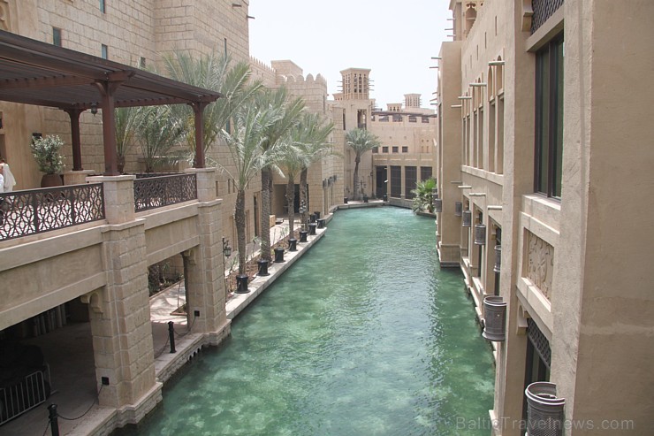 Mākslīgais kanāls, kas ieskauj «Madinat Jumeirah Resort» 3,5 km garumā, ir viens brīnišķīgs cilvēku roku darbs. Kanāls ir bagāts ar zivju bariem, zila 96154
