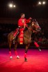 Izrādes laikā var redzēt kaislīgu čigānu deju zirga mugurā www.cirks.lv 10
