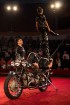 Izrādē uzstājas ukraiņu mākslinieku ģimene, kura demonstrē uz motocikliem priekšnesumu Ikariešu spēles uz motocikliem www.cirks.lv 22