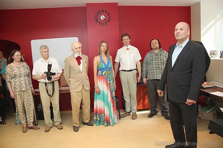 Ar skaistām latviešu tautas dziesmām tika ieskandināta jaunā fotogalerijas «Nikos» telpa 96324