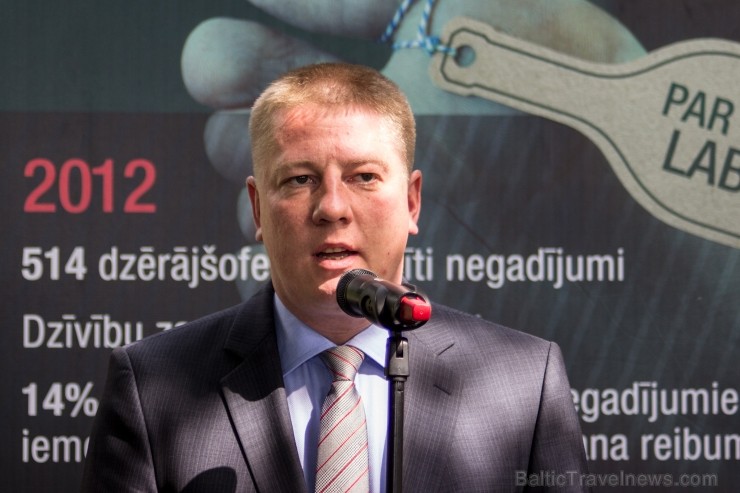 Dzērājšoferu pārgalvība un bezatbildība bieži vien rada nelaimi ne tikai pašu ģimenēm, bet arī citiem satiksmes dalībniekiem norāda satiksmes ministrs Dzērājšoferu pārgalvība un bezatbildība bieži vien rada nelaimi ne tikai pašu ģimenēm, bet arī citiem satiksmes dalībniekiem norāda satiksmes ministrs 96387