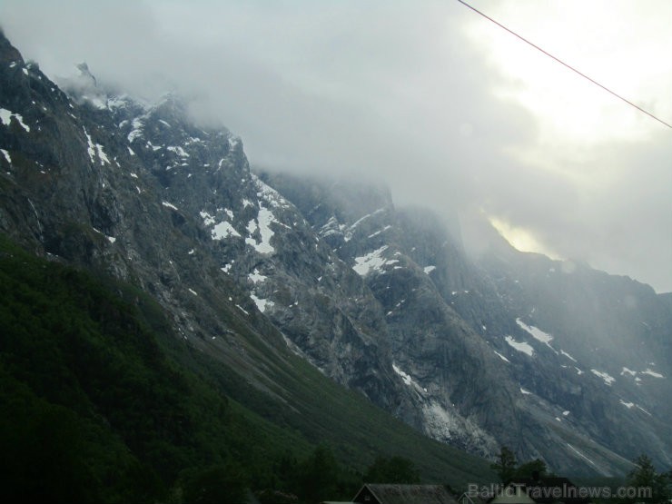 Mēre un Rumsdāle ir apgabals Rietumnorvēģijas ziemeļu daļā. To raksturo ainavu dažādība - dziļi fjordi, kalni, ielejas un izrobotais krasts. Mēre un Rumsdāle ir apgabals Rietumnorvēģijas ziemeļu daļā. To raksturo ainavu dažādība - dziļi fjordi, kalni, ielejas un izrobotais krasts. 96450
