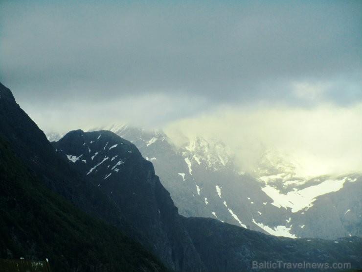 Mēre un Rumsdāle ir apgabals Rietumnorvēģijas ziemeļu daļā. To raksturo ainavu dažādība - dziļi fjordi, kalni, ielejas un izrobotais krasts. Mēre un Rumsdāle ir apgabals Rietumnorvēģijas ziemeļu daļā. To raksturo ainavu dažādība - dziļi fjordi, kalni, ielejas un izrobotais krasts. 96451