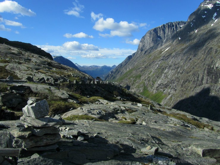 Troļļu ceļš atrodas aptuveni 15 kilometrus no Andalsnes pilsētas. Tas ir aptuveni 9% slīps un izvijas 11 asos, galvu reibinošos līkumos. Turpat ir pie Troļļu ceļš atrodas aptuveni 15 kilometrus no Andalsnes pilsētas. Tas ir aptuveni 9% slīps un izvijas 11 asos, galvu reibinošos līkumos. Turpat ir pie 96476