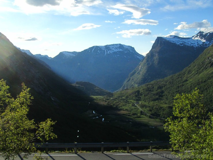 Geirangerfjords - UNESCO pasaules mantojuma saraksta objekts, kā arī viena no apmeklētākajām Norvēģijas tūrisma piesaistēm. Geirangerfjords - UNESCO pasaules mantojuma saraksta objekts, kā arī viena no apmeklētākajām Norvēģijas tūrisma piesaistēm. 96490