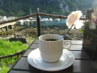 Nelielajā Geirangeras pilsētā ikviens var uz mirkli apstāties un baudīt dzīvi, malkojot tasi kafijas un skatoties, kā mākoņu ēnas slīd pāri fjordu kli 39