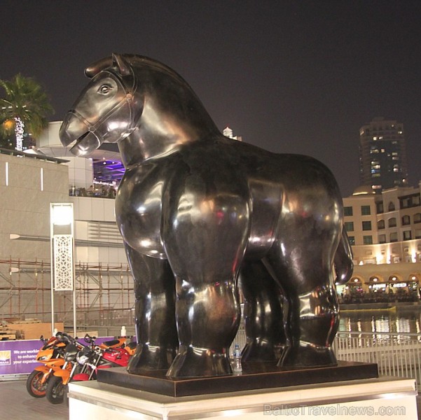 Dubaijas strūklaku tuvumā atrodas melnā zirga statuja, kas ir kļuvusi par tūristu un dubaijiešu populāru tikšanās vietu. Foto sponsors: www.GoAdventur 96521