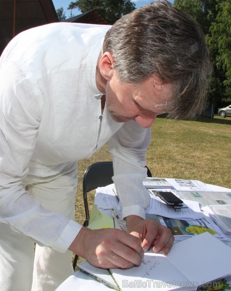 Tūrisma firmas Relaks Tūre vadītājs Hardijs Madzulis vairākas grāmatas «Ar putniem aizlido doma» parakstīja ar īpašiem vēlējumiem Tūrisma firmas Relaks Tūre vadītājs Hardijs Madzulis vairākas grāmatas «Ar putniem aizlido doma» parakstīja ar īpašiem vēlējumiem 96610
