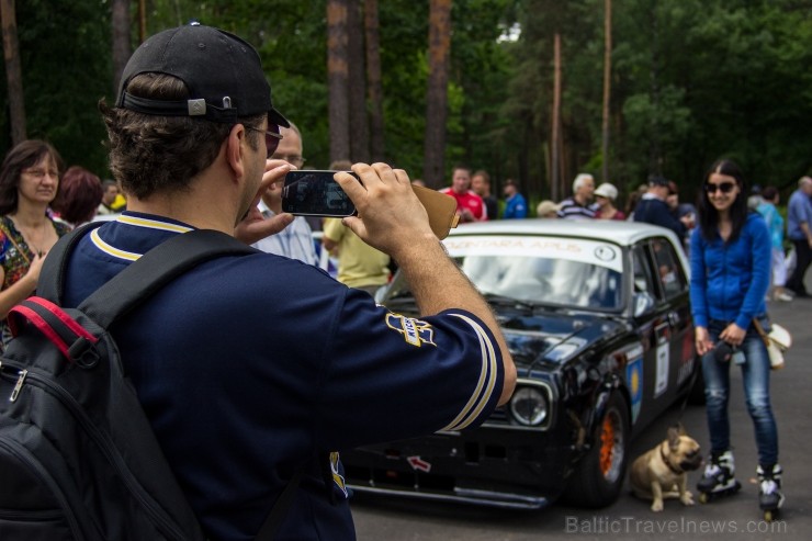 Arī sestdien Mežaparkā īsi pirms sacensībām publika varēja aplūkot šo sacensību dalībnieku sporta automašīnas 96712