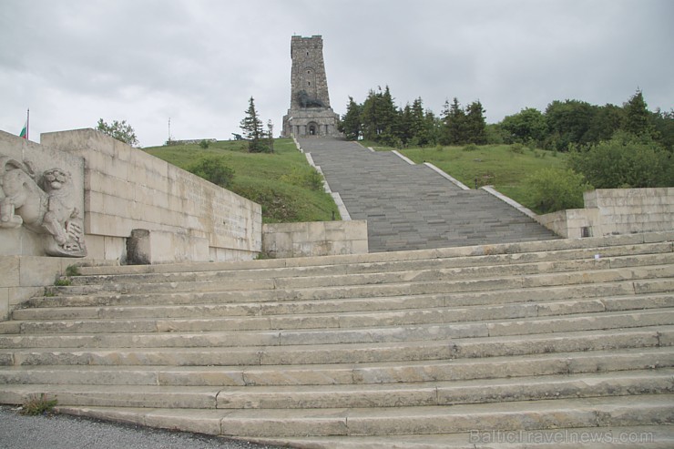 Par godu Šipkas kaujas uzvarai 1934. gadā tika uzcelts Šipkas monuments 31,5 metru augstumā, ko bija saziedojusi bulgāru tauta. Foto sponsors: www.goa Par godu Šipkas kaujas uzvarai 1934. gadā tika uzcelts Šipkas monuments 31,5 metru augstumā, ko bija saziedojusi bulgāru tauta. Foto sponsors: www.goa 96750