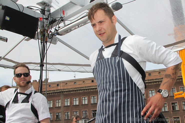 Debesu restorāns «Dinner in the Sky» ir atkal Rīgā līdz sestdienai (22.06.2013). Foto sponsors: www.dinnerinthesky.lv 96865
