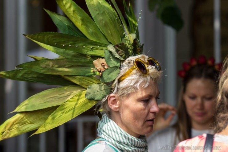 Tirdziņā varēja iegādāties zemnieku un amatnieku izstrādājumus, pašbrūvētu alu, mājās ceptu maizi, raušus, sierus un daudz citu gardumu svētkiem, kā a Tirdziņā varēja iegādāties zemnieku un amatnieku izstrādājumus, pašbrūvētu alu, mājās ceptu maizi, raušus, sierus un daudz citu gardumu svētkiem, kā a 97041