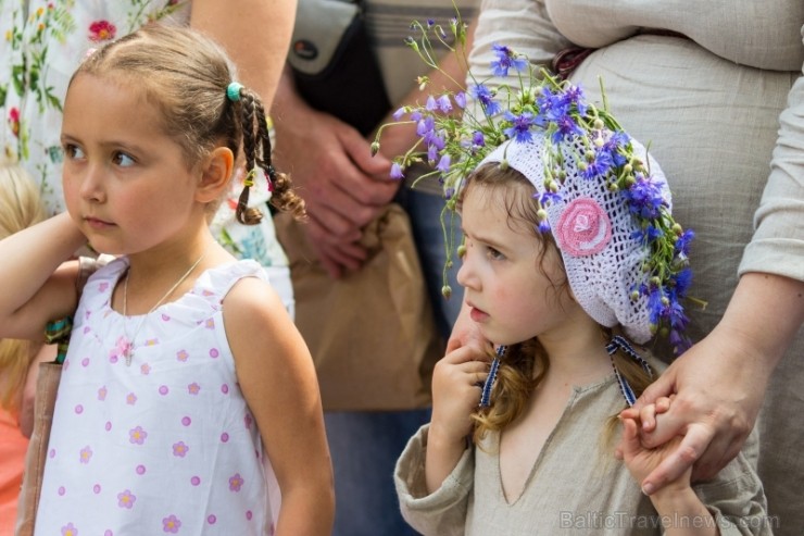 Tirdziņā varēja iegādāties zemnieku un amatnieku izstrādājumus, pašbrūvētu alu, mājās ceptu maizi, raušus, sierus un daudz citu gardumu svētkiem, kā a Tirdziņā varēja iegādāties zemnieku un amatnieku izstrādājumus, pašbrūvētu alu, mājās ceptu maizi, raušus, sierus un daudz citu gardumu svētkiem, kā a 97046