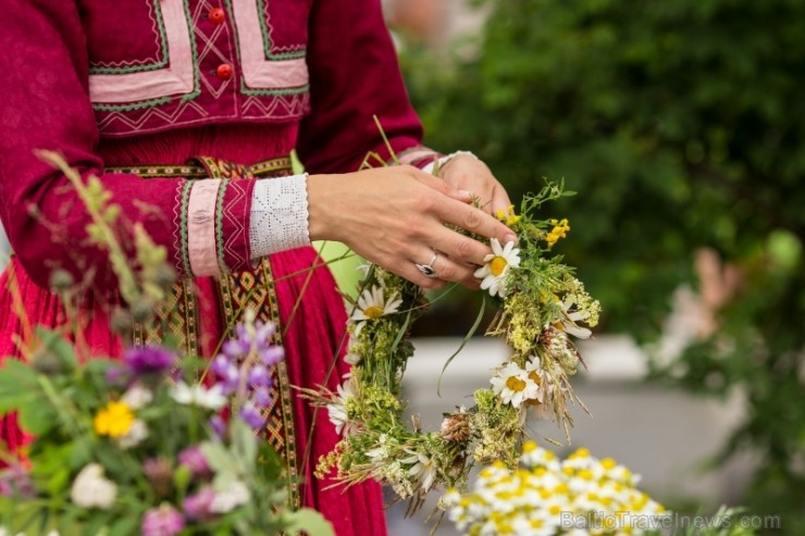 Tirdziņā varēja iegādāties zemnieku un amatnieku izstrādājumus, pašbrūvētu alu, mājās ceptu maizi, raušus, sierus un daudz citu gardumu svētkiem, kā a Tirdziņā varēja iegādāties zemnieku un amatnieku izstrādājumus, pašbrūvētu alu, mājās ceptu maizi, raušus, sierus un daudz citu gardumu svētkiem, kā a 97049
