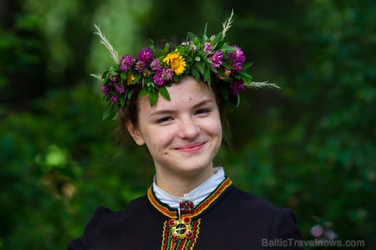 Tirdziņā varēja iegādāties zemnieku un amatnieku izstrādājumus, pašbrūvētu alu, mājās ceptu maizi, raušus, sierus un daudz citu gardumu svētkiem, kā a Tirdziņā varēja iegādāties zemnieku un amatnieku izstrādājumus, pašbrūvētu alu, mājās ceptu maizi, raušus, sierus un daudz citu gardumu svētkiem, kā a 97058