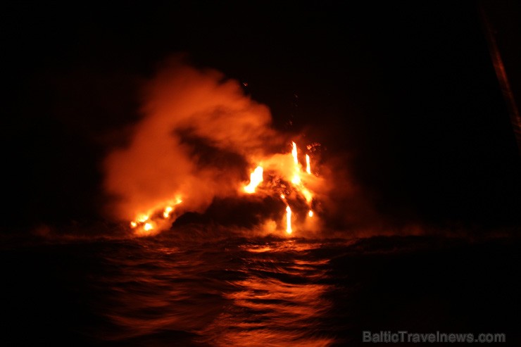 Laivu brauciena laikā redzams kā lava ietek okeānā - Havaju salas. 2013. gada pavasarī Travel Time devās grupu braucienā uz ASV Rietumu krastu un Hava 97154