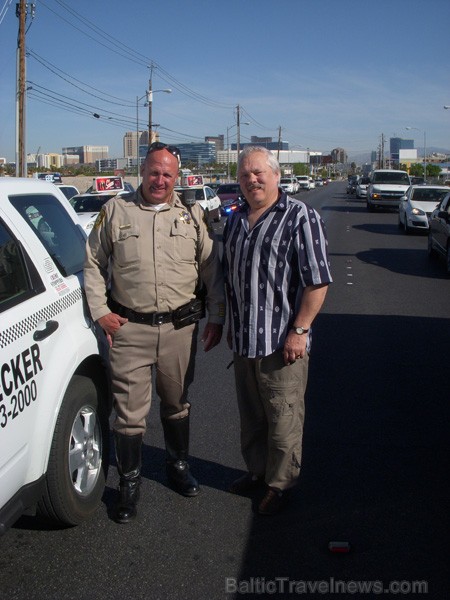 Kopā ar Lasvegasas policistu. 2013. gada pavasarī Travel Time devās grupu braucienā uz ASV Rietumu krastu un Havaju salām. Foto: www.traveltime.lv Kopā ar Lasvegasas policistu. 2013. gada pavasarī Travel Time devās grupu braucienā uz ASV Rietumu krastu un Havaju salām. Foto: www.traveltime.lv 97177