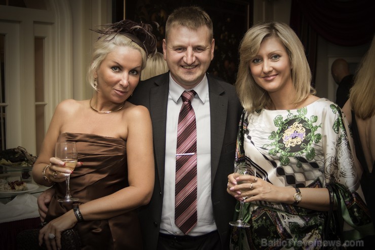 Anželika Kosigina un Anžela Antonova no Rai Tūrs, BalticTravelnews.com direktors Aivars Mackevičs Anželika Kosigina un Anžela Antonova no Rai Tūrs, BalticTravelnews.com direktors Aivars Mackevičs 97368
