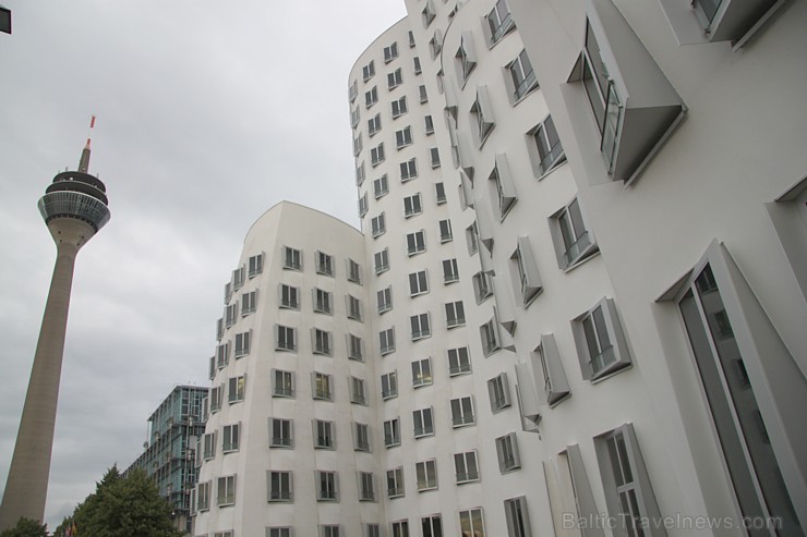 Trīs asimetriskas kanādiešu arhitekta Frenka Gerija projektētas biroju ēkas - www.duesseldorf-tourismus.de 97460