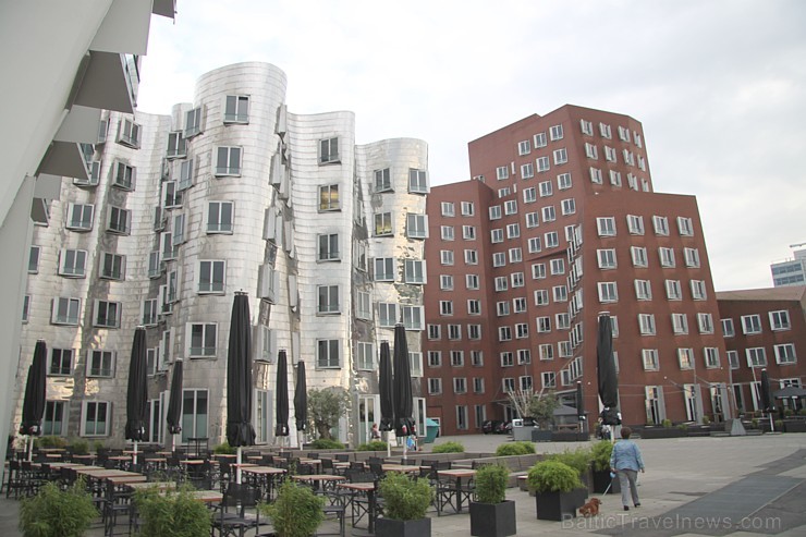 Trīs asimetriskas kanādiešu arhitekta Frenka Gerija projektētas biroju ēkas - www.duesseldorf-tourismus.de Trīs asimetriskas kanādiešu arhitekta Frenka Gerija projektētas biroju ēkas - www.duesseldorf-tourismus.de 97461