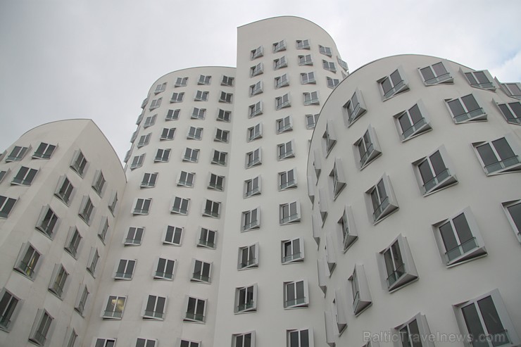 Trīs asimetriskas kanādiešu arhitekta Frenka Gerija projektētas biroju ēkas - www.duesseldorf-tourismus.de 97464