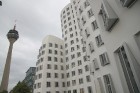 Trīs asimetriskas kanādiešu arhitekta Frenka Gerija projektētas biroju ēkas - www.duesseldorf-tourismus.de 6