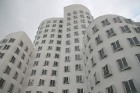 Trīs asimetriskas kanādiešu arhitekta Frenka Gerija projektētas biroju ēkas - www.duesseldorf-tourismus.de 10