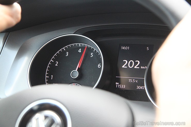 VW Golf 7 1.2 TSI bez grūtībām sasniedz 180 km/h, bet 200 km/h robežu spēj panākt tikai ar kalna palīdzību. Vidējais degvielas patēriņš nepārsniedz 8  97543