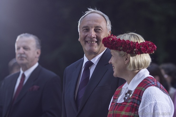 Svētdien, 30. jūnijā, Dziesmusvētku parkā Viesturdārzā notika Dziesmu un deju svētku atklāšanas pasākums ar tradicionālo virsdiriģentu un virsvadītaju Svētdien, 30. jūnijā, Dziesmusvētku parkā Viesturdārzā notika Dziesmu un deju svētku atklāšanas pasākums ar tradicionālo virsdiriģentu un virsvadītaju 97607