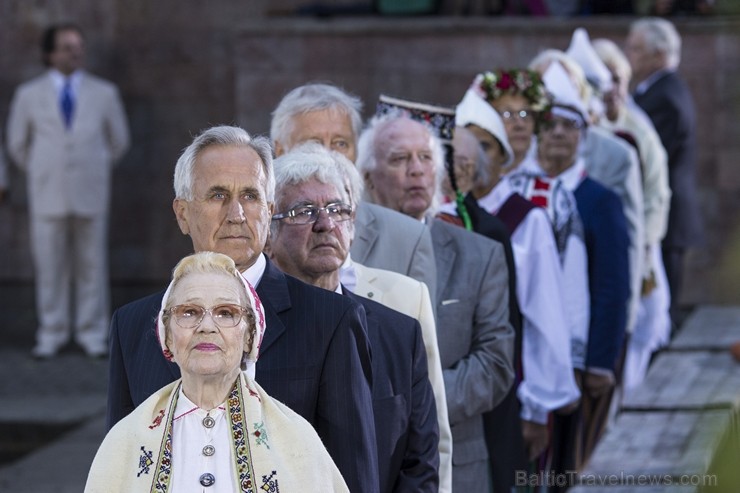 Svētdien, 30. jūnijā, Dziesmusvētku parkā Viesturdārzā notika Dziesmu un deju svētku atklāšanas pasākums ar tradicionālo virsdiriģentu un virsvadītaju Svētdien, 30. jūnijā, Dziesmusvētku parkā Viesturdārzā notika Dziesmu un deju svētku atklāšanas pasākums ar tradicionālo virsdiriģentu un virsvadītaju 97610