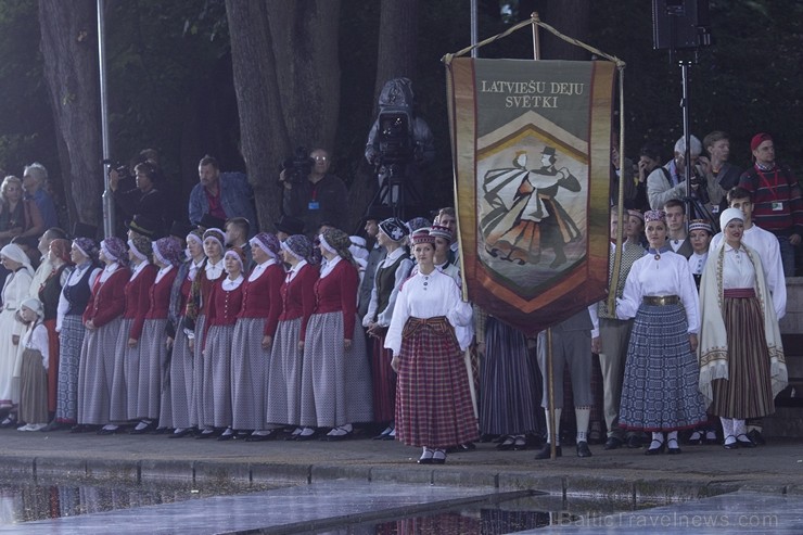 Svētdien, 30. jūnijā, Dziesmusvētku parkā Viesturdārzā notika Dziesmu un deju svētku atklāšanas pasākums ar tradicionālo virsdiriģentu un virsvadītaju Svētdien, 30. jūnijā, Dziesmusvētku parkā Viesturdārzā notika Dziesmu un deju svētku atklāšanas pasākums ar tradicionālo virsdiriģentu un virsvadītaju 97612