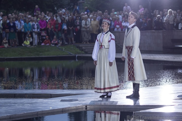 Svētdien, 30. jūnijā, Dziesmusvētku parkā Viesturdārzā notika Dziesmu un deju svētku atklāšanas pasākums ar tradicionālo virsdiriģentu un virsvadītaju Svētdien, 30. jūnijā, Dziesmusvētku parkā Viesturdārzā notika Dziesmu un deju svētku atklāšanas pasākums ar tradicionālo virsdiriģentu un virsvadītaju 97614