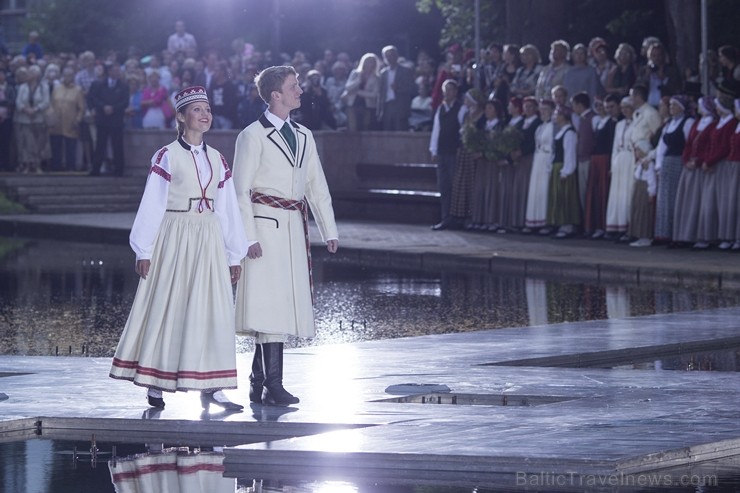 Svētdien, 30. jūnijā, Dziesmusvētku parkā Viesturdārzā notika Dziesmu un deju svētku atklāšanas pasākums ar tradicionālo virsdiriģentu un virsvadītaju Svētdien, 30. jūnijā, Dziesmusvētku parkā Viesturdārzā notika Dziesmu un deju svētku atklāšanas pasākums ar tradicionālo virsdiriģentu un virsvadītaju 97615