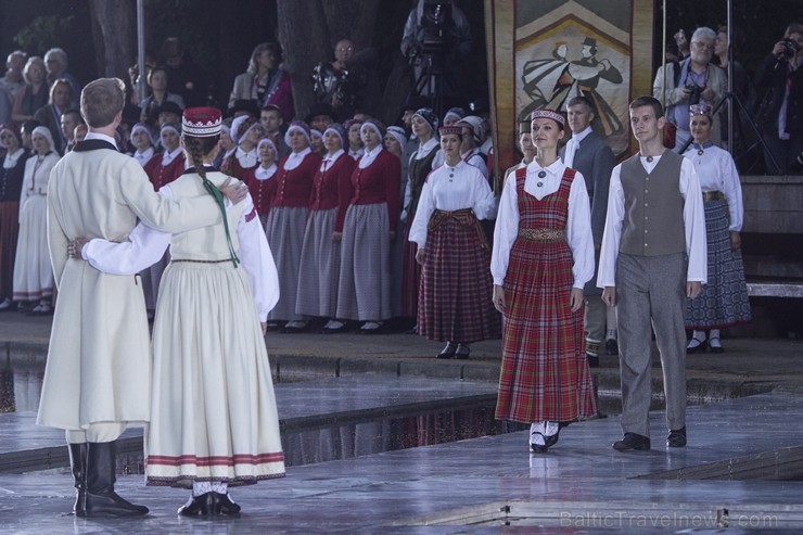 Svētdien, 30. jūnijā, Dziesmusvētku parkā Viesturdārzā notika Dziesmu un deju svētku atklāšanas pasākums ar tradicionālo virsdiriģentu un virsvadītaju Svētdien, 30. jūnijā, Dziesmusvētku parkā Viesturdārzā notika Dziesmu un deju svētku atklāšanas pasākums ar tradicionālo virsdiriģentu un virsvadītaju 97616