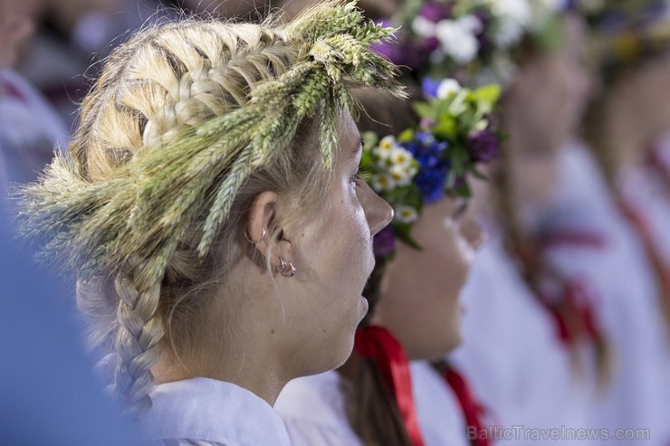 Svētdien, 30. jūnijā, Dziesmusvētku parkā Viesturdārzā notika Dziesmu un deju svētku atklāšanas pasākums ar tradicionālo virsdiriģentu un virsvadītaju Svētdien, 30. jūnijā, Dziesmusvētku parkā Viesturdārzā notika Dziesmu un deju svētku atklāšanas pasākums ar tradicionālo virsdiriģentu un virsvadītaju 97619