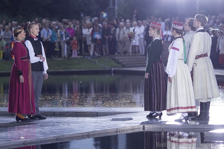 Svētdien, 30. jūnijā, Dziesmusvētku parkā Viesturdārzā notika Dziesmu un deju svētku atklāšanas pasākums ar tradicionālo virsdiriģentu un virsvadītaju 97620